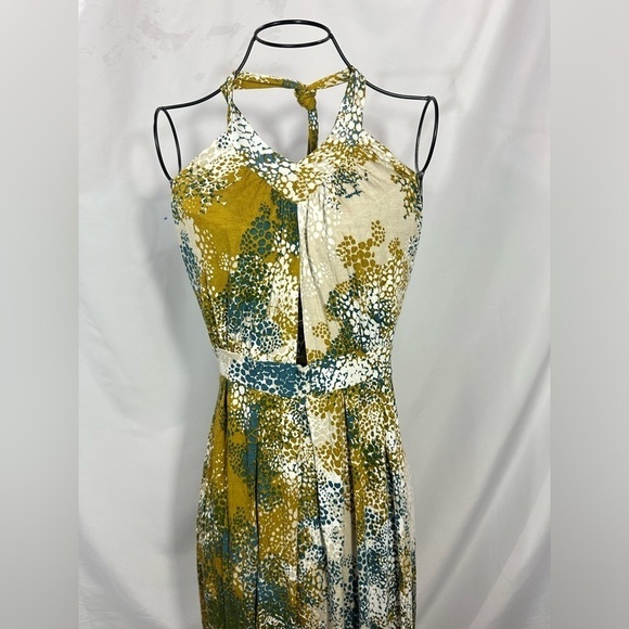 Chic Floral Maxi Dress in Green and Cream - Picture 3 of 9